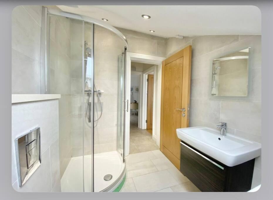 Luxury 4-Bed Apartment With Balcony & Garden, Near Emirates Stadium, 15 Mins To Central Лондон Екстер'єр фото
