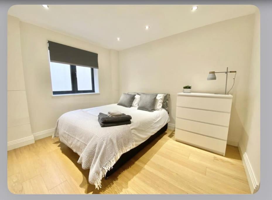 Luxury 4-Bed Apartment With Balcony & Garden, Near Emirates Stadium, 15 Mins To Central Лондон Екстер'єр фото