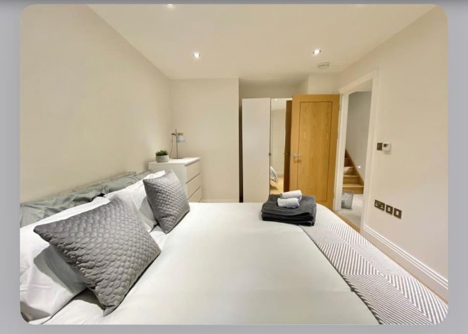 Luxury 4-Bed Apartment With Balcony & Garden, Near Emirates Stadium, 15 Mins To Central Лондон Екстер'єр фото
