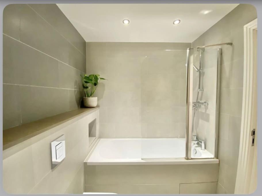 Luxury 4-Bed Apartment With Balcony & Garden, Near Emirates Stadium, 15 Mins To Central Лондон Екстер'єр фото