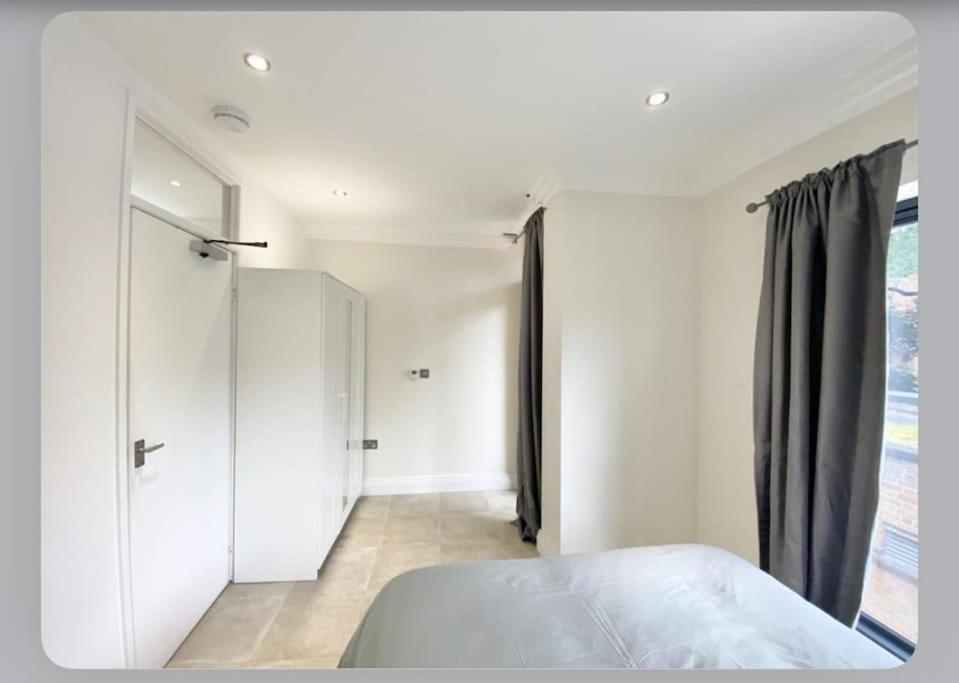 Luxury 4-Bed Apartment With Balcony & Garden, Near Emirates Stadium, 15 Mins To Central Лондон Екстер'єр фото