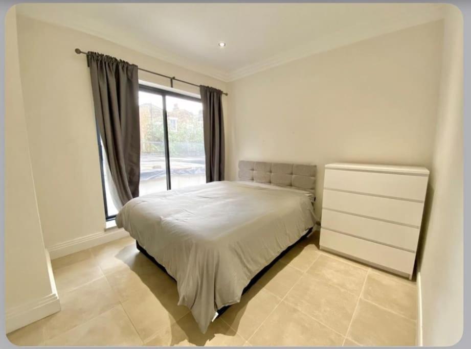 Luxury 4-Bed Apartment With Balcony & Garden, Near Emirates Stadium, 15 Mins To Central Лондон Екстер'єр фото