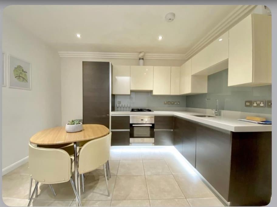 Luxury 4-Bed Apartment With Balcony & Garden, Near Emirates Stadium, 15 Mins To Central Лондон Екстер'єр фото