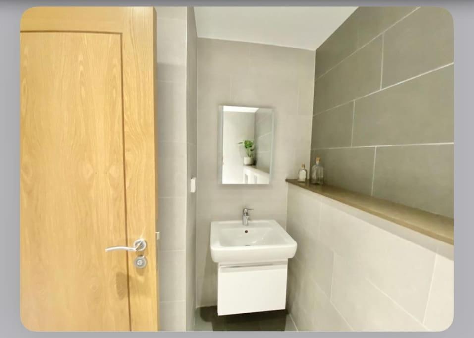 Luxury 4-Bed Apartment With Balcony & Garden, Near Emirates Stadium, 15 Mins To Central Лондон Екстер'єр фото