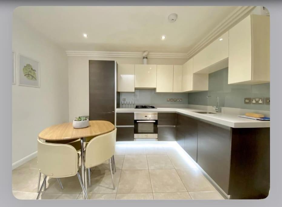 Luxury 4-Bed Apartment With Balcony & Garden, Near Emirates Stadium, 15 Mins To Central Лондон Екстер'єр фото