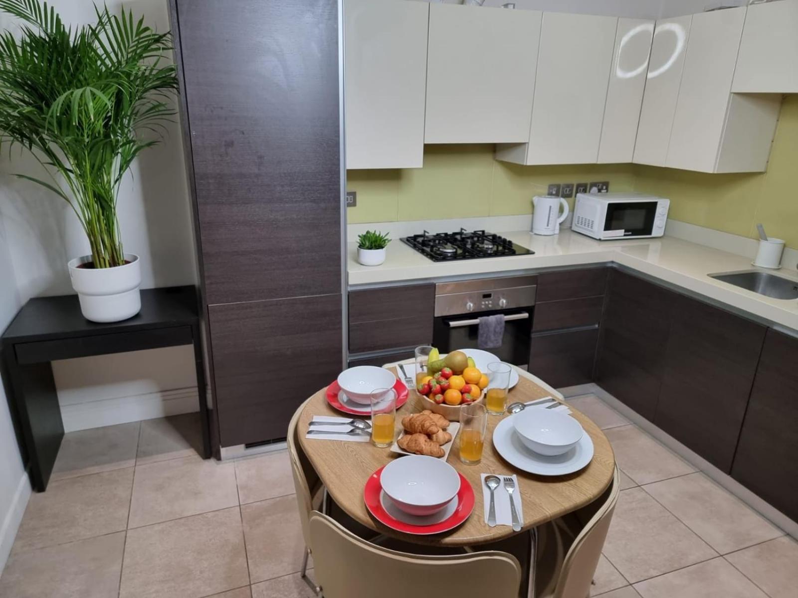 Luxury 4-Bed Apartment With Balcony & Garden, Near Emirates Stadium, 15 Mins To Central Лондон Екстер'єр фото